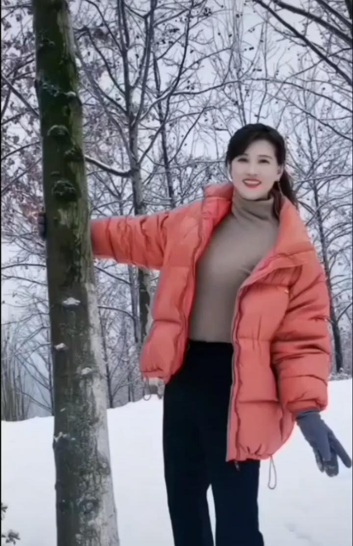 七律  雪后


偶风野旷雪扬尘，
鹊闹寒林白屋贫。
沟路无形村可望，
麦田有迹