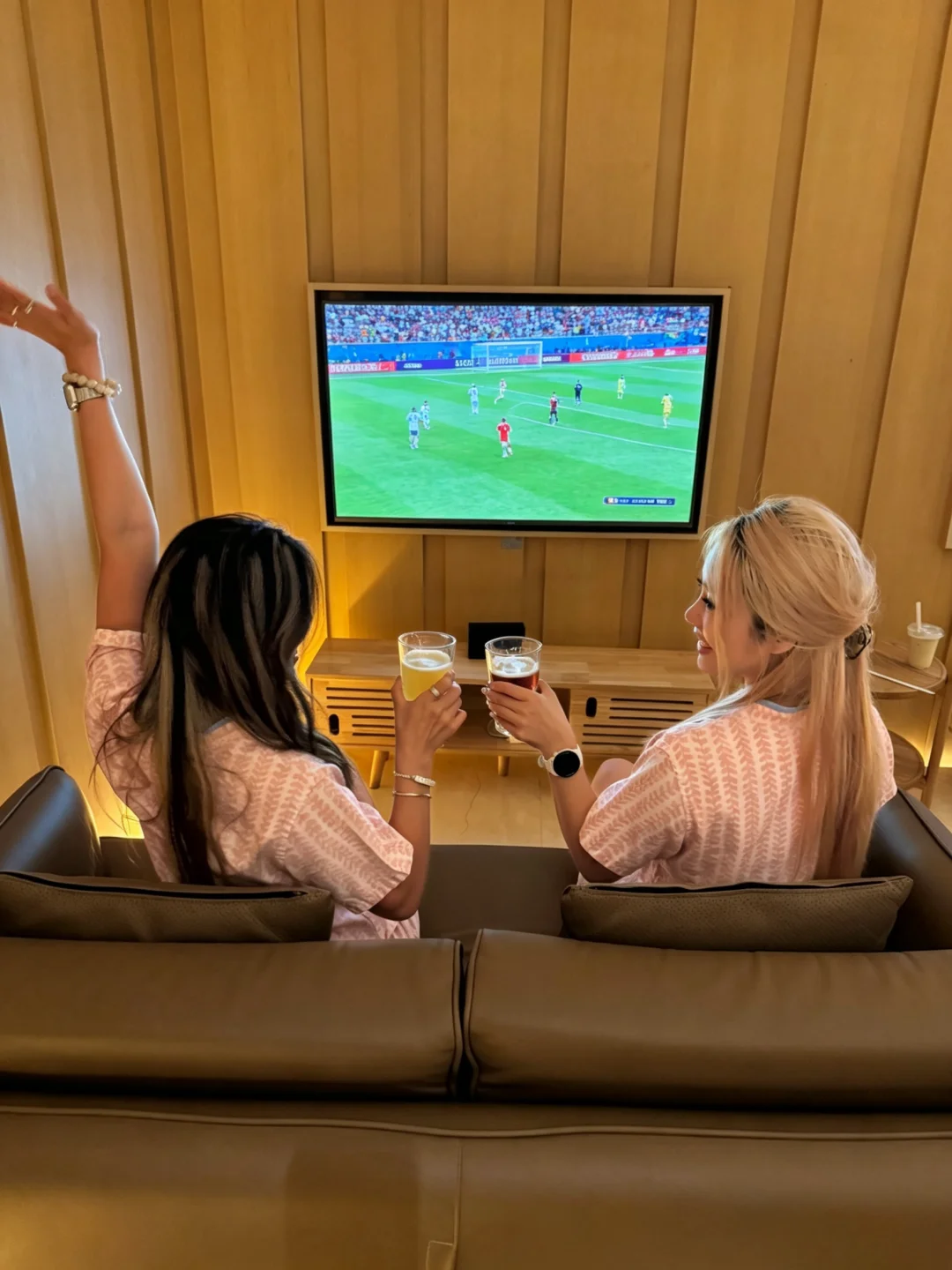 深圳人的快乐！在汤泉里看球也太惬意了⚽