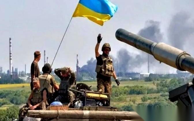 45亿美金，三百多亿人民币。
就因为一场远在天边的战争，咱们这笔钱，咣当一下，就