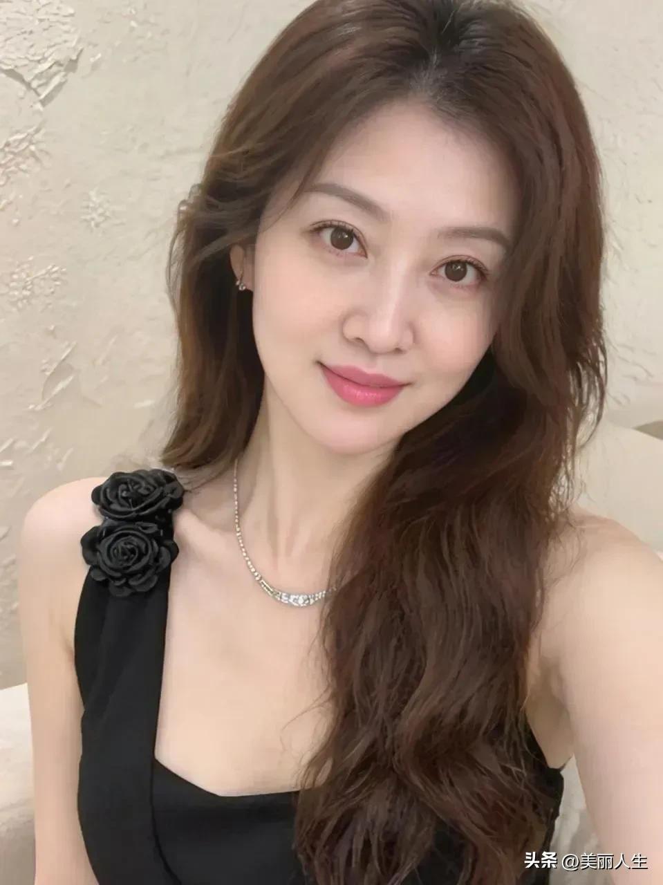 我若提毫写遗憾，
笔笔苍凉字字寒。
墨染心情难自安，
苍凉点点透纸端。
笔锋转处