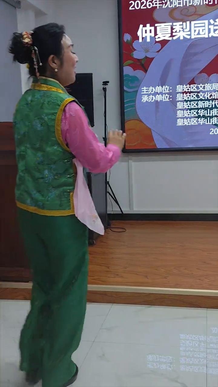 何兄弟，原来您在这。你可把我找的好苦。原来您在这。我的何书记。我的书里有。
