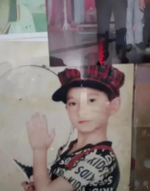 杨洋四舍五入跟养成系没差每个时期都好看，从小帅到大的杨洋！祝35岁的杨洋生日快乐
