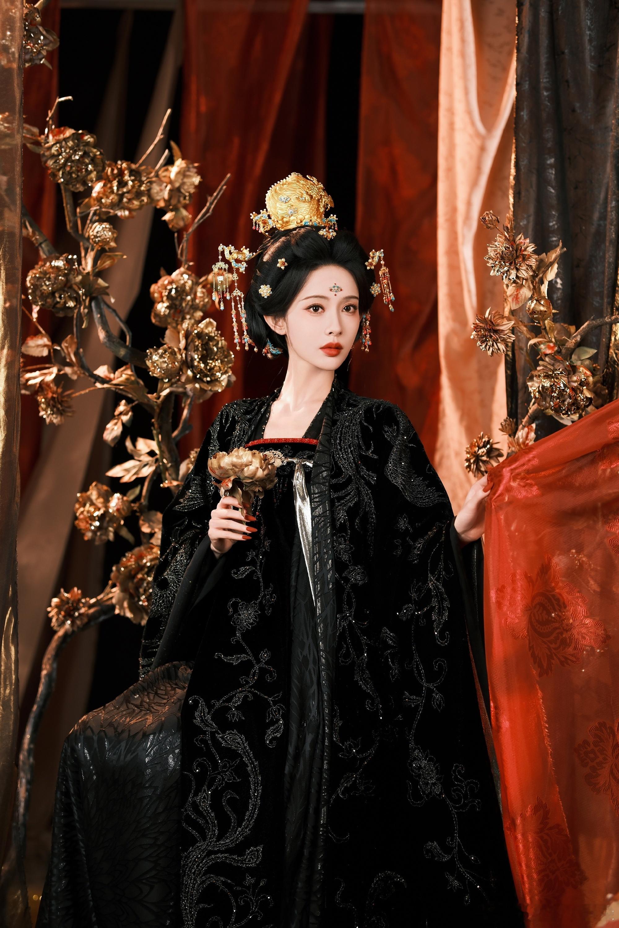 黄薇同期三部剧，《尚公主》、《表妹万福》、《魅影神捕》，其实都变成黄薇普通版了，