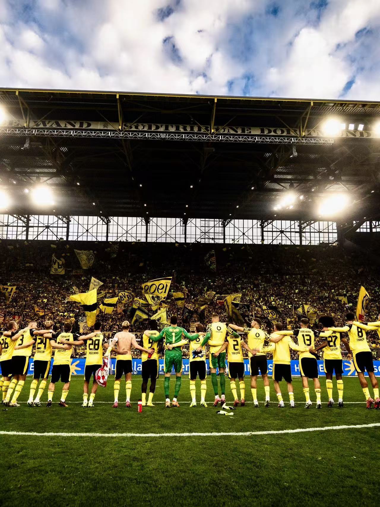 多特蒙德黄黑普鲁士 2025年的终场哨已经吹响，再次面对跌宕的一年，收拢起情绪和