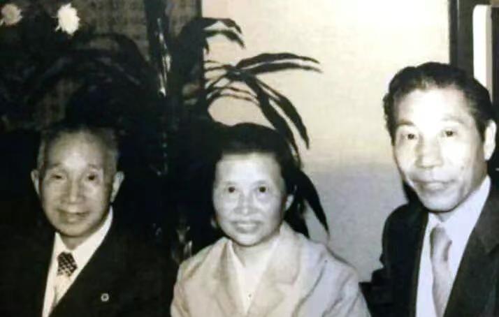 1979年粟裕受邀访日，一侵华日军紧追不舍，粟裕得知后：将我的新衣送他！

