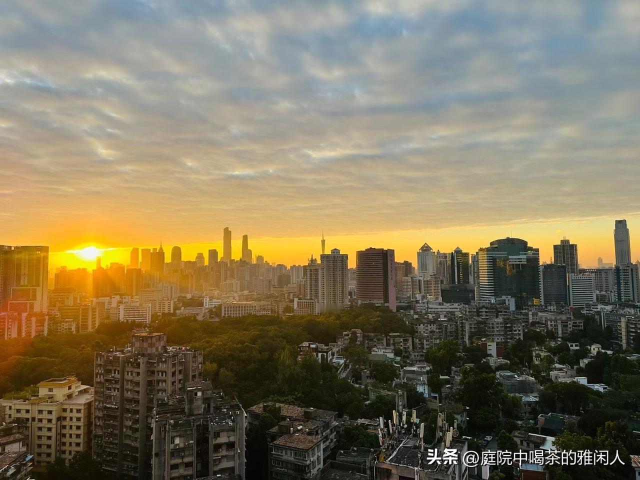 小姑子离婚了，手续还没办好，直接回娘家住了，跟我家孩子闹得不愉快，我也不好意思赶