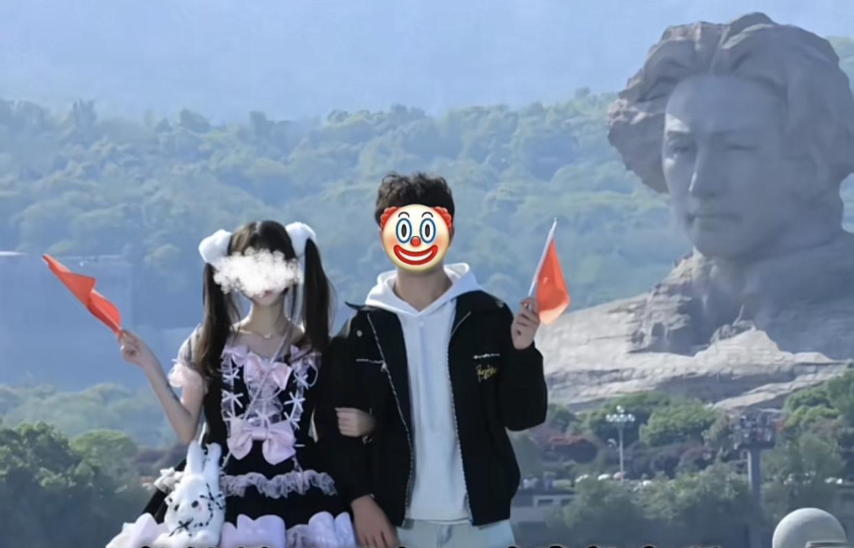 2026年第一纯爱战士橘子洲头应声倒下。
起因是一对情侣去橘子洲拍合照，然后发在