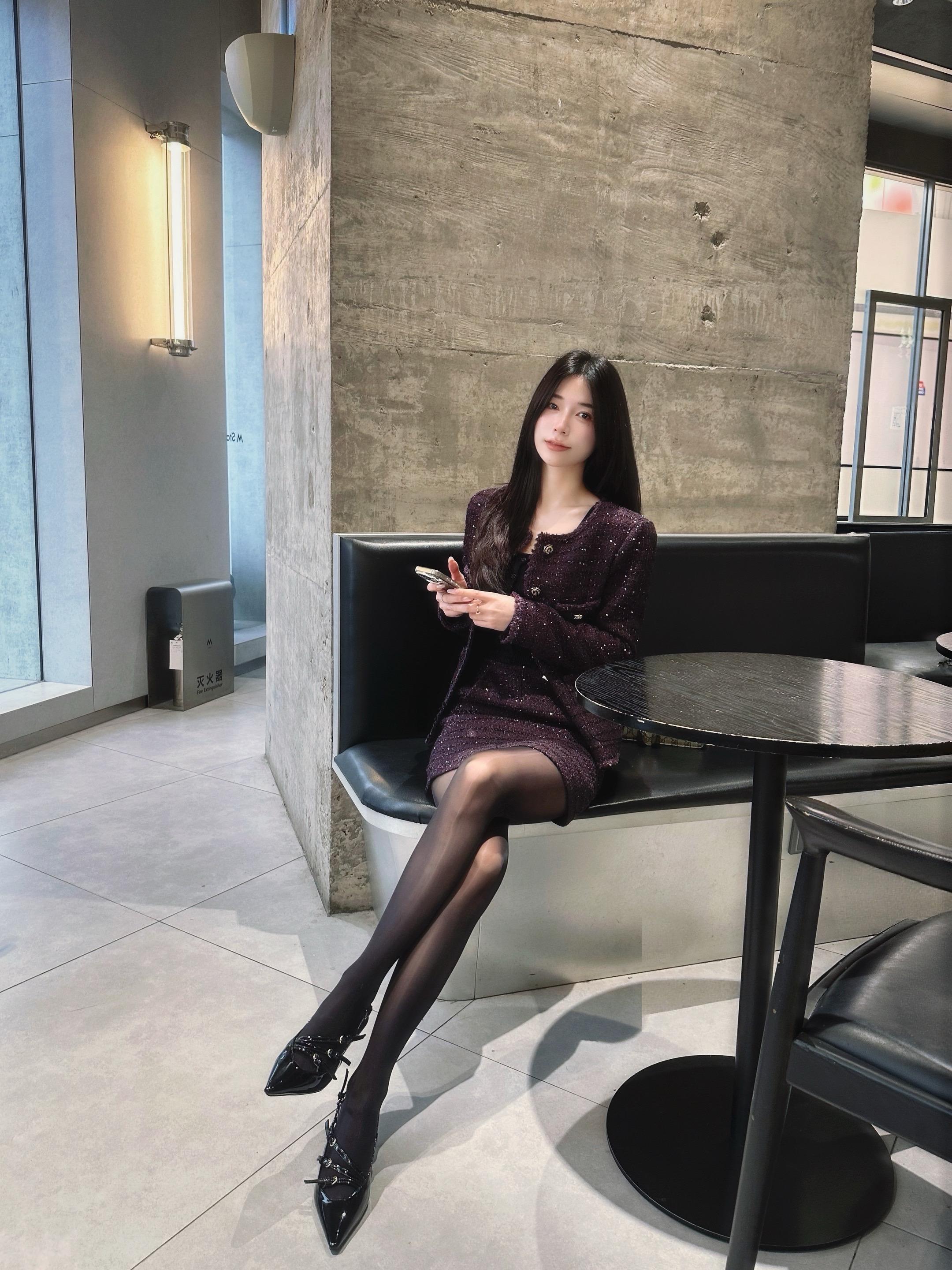 重逢的街头 心跳比我先认出你。