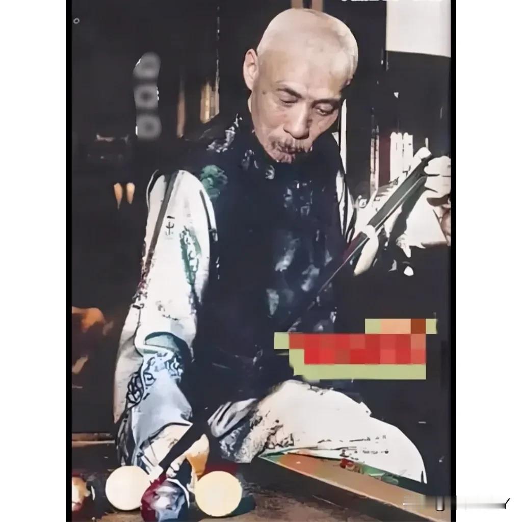 上世纪30年代初期，上海，年近七旬的段祺瑞在家中打桌球时的留影老照片