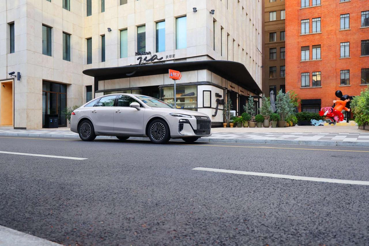 今天看到华为Mate X7开售即告罄的新闻，作为IT工程师，心情复杂。一方面佩服