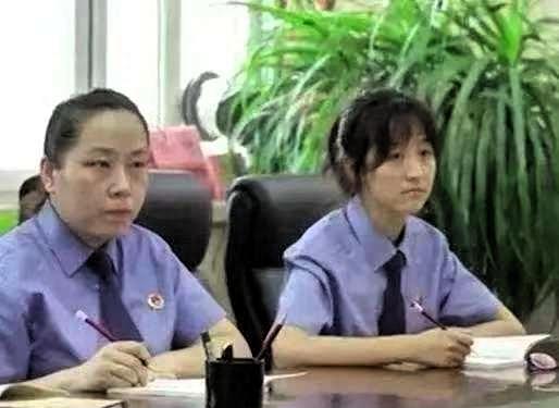 女子接到情夫电话，没去见他，半夜，情夫竟翻墙进来，要女子发生关系，还让丈夫跪下写