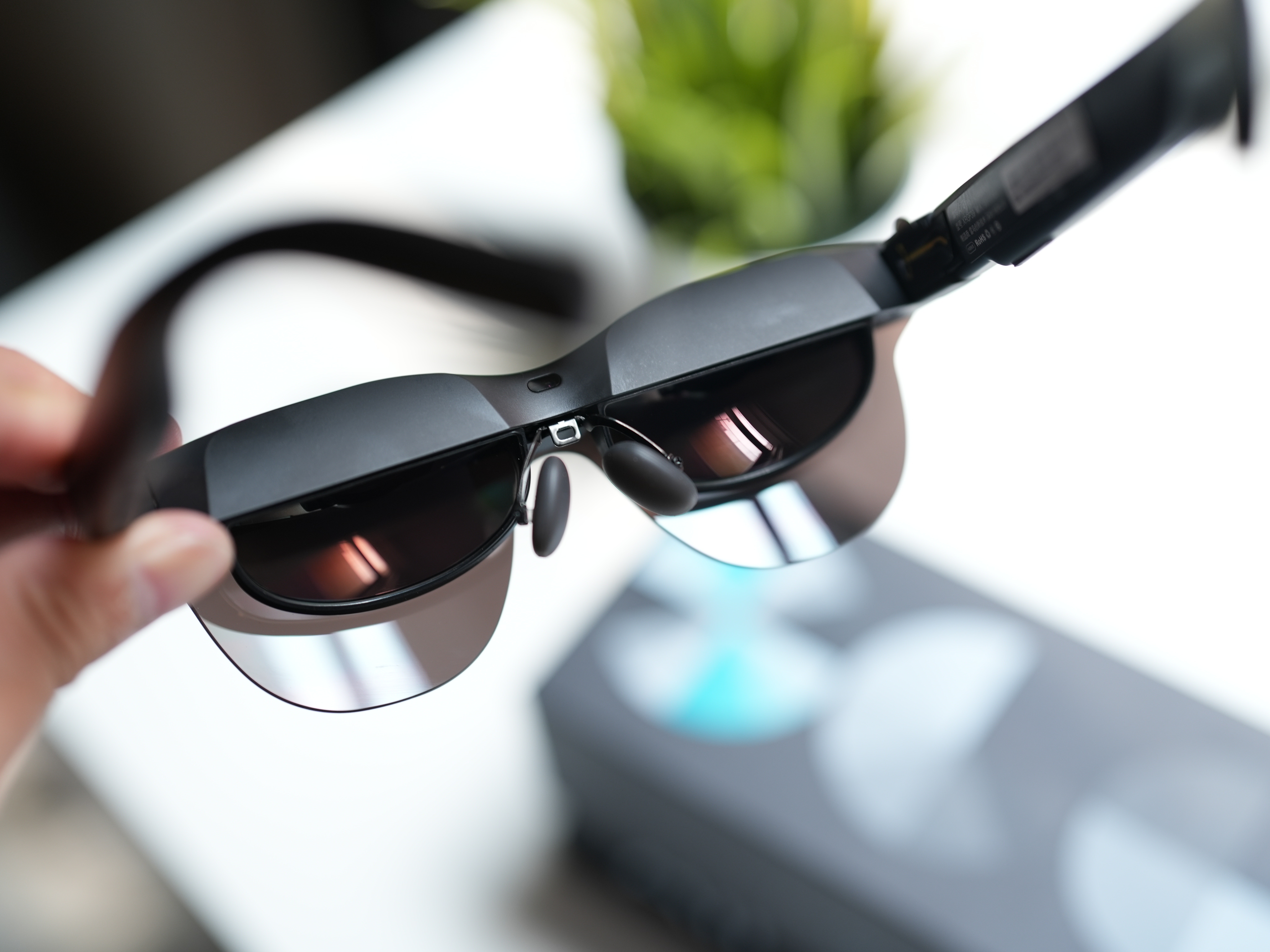 刚到手玩了两天的雷鸟 Air 4 Pro，忍不住先发一条！先说结论：这玩意儿，挺