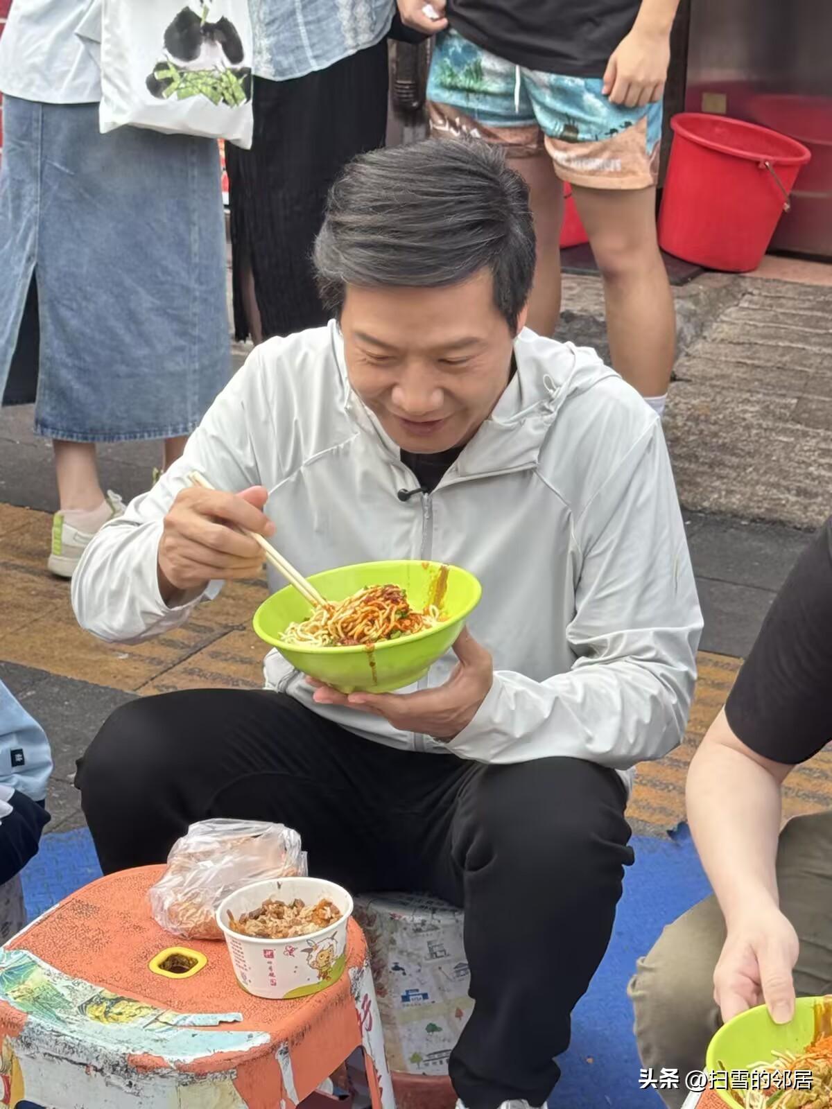 我严重怀疑
雷军在武汉吃早饭
不是为了做营销，也不是搞人设，纯粹就是为了那一口地