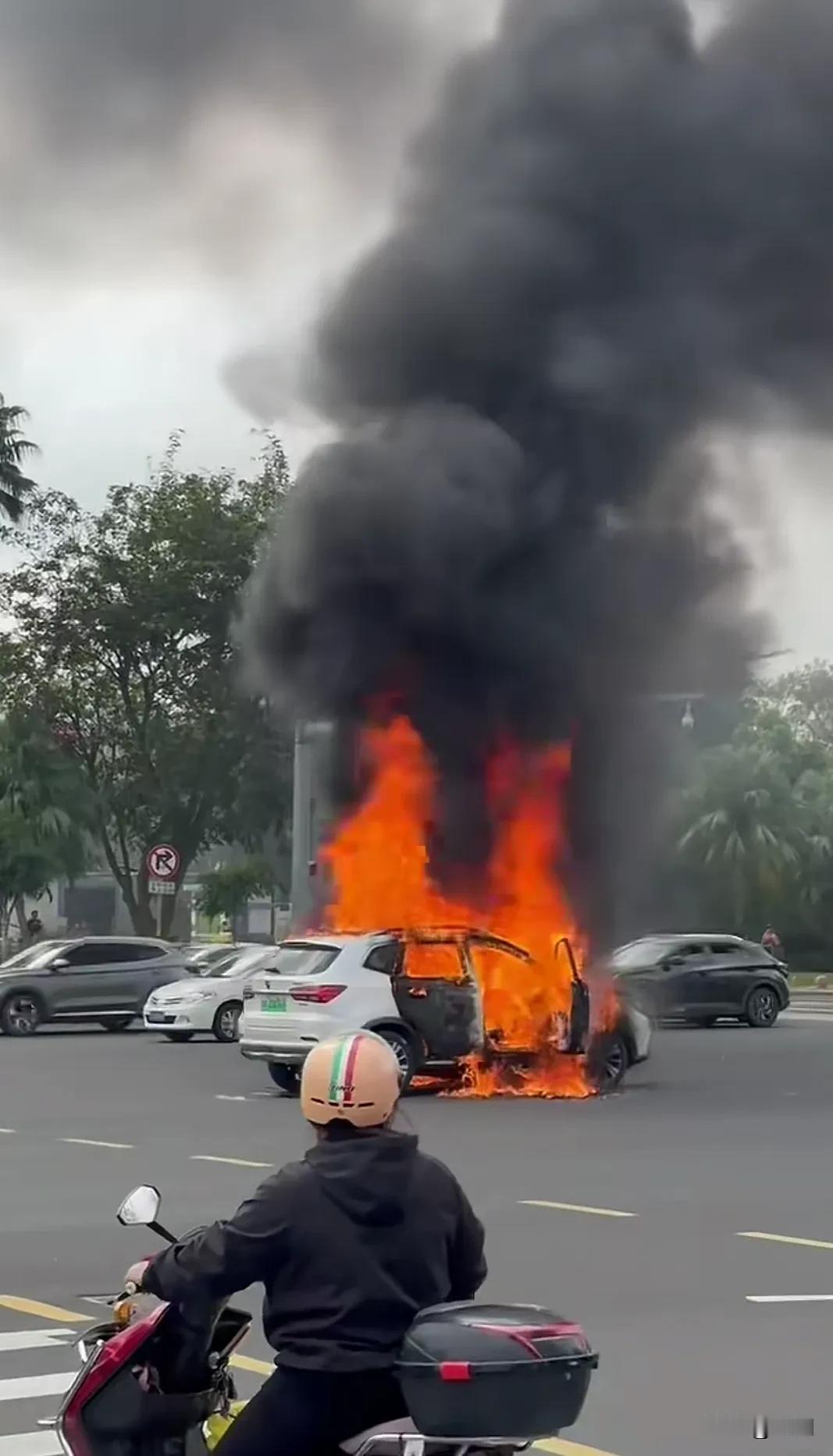 突发，一新能源汽车行驶中突然起火，车内人员快速逃离没有导致人员伤亡。事发12月1