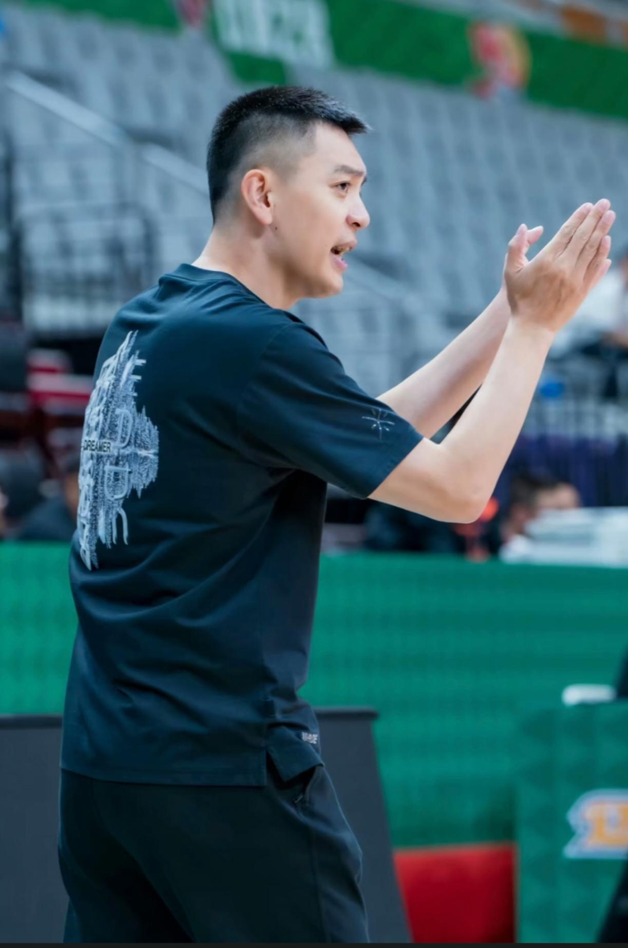 现在最适合做广东男篮主教练的不是杨鸣；不是李春江；也不是任骏飞、更不是欧洲外教，