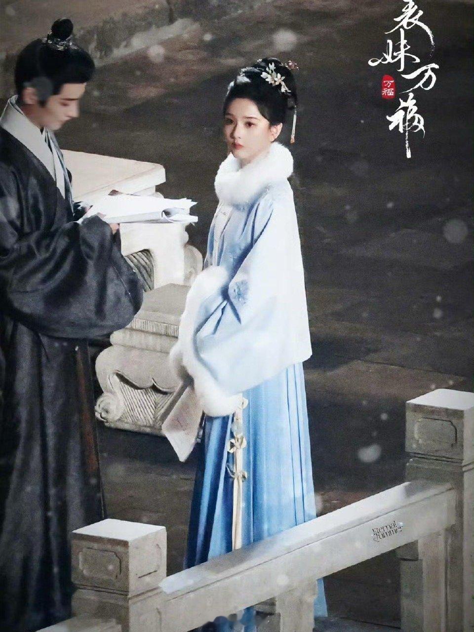 宋祖儿甄芙嘉华服毛领造型路透 要被宋祖儿在电视剧《表妹万福》的新造型萌翻了，雪团