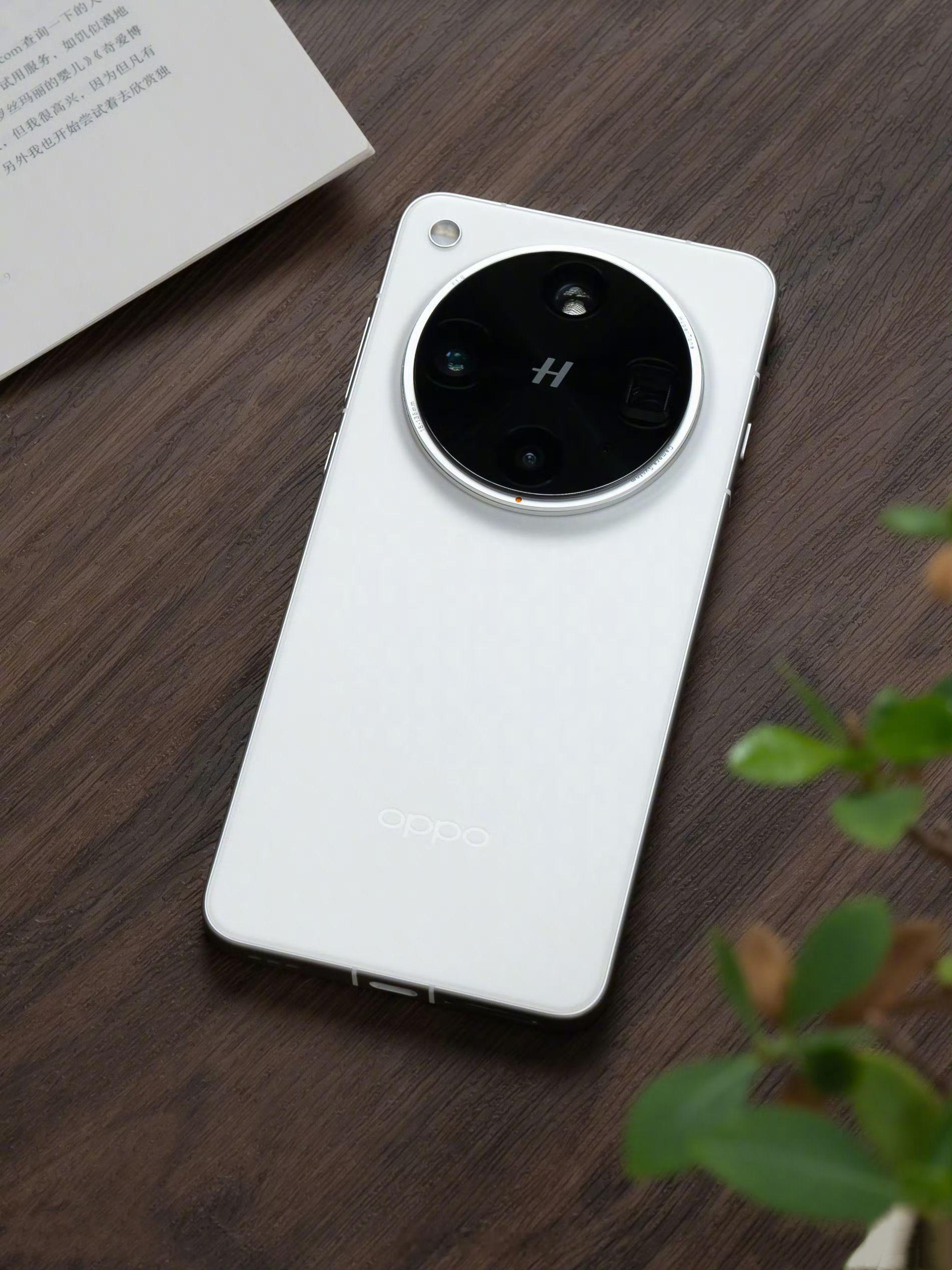 回过头再去看刚开始曝光的那张图，那个应该是工程师，再对比现在的不规则多边形设计。