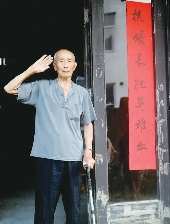 1945年，在山上休息的迫击炮手陈宝柳，忽然发现30多个日军和几个女人，正在不远