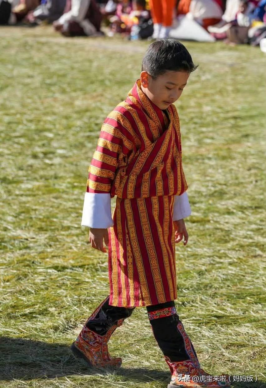 3月19日，不丹国王夫妇的二儿子6周岁啦！他是王位第二顺位继承人。六年的时光流转