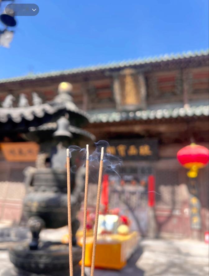 烧香拜神时，神明喜欢帮什么样的人？

现在年轻人压力大，喜欢去寺庙求吉祥，但是点