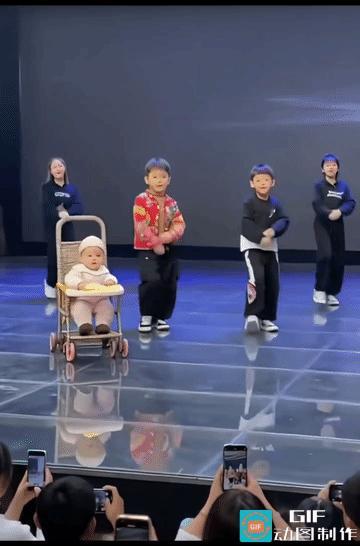 让人难以相信这是真的，小娃娃这么有艺术天才吗？
穿着尿不湿，走路还不会，坐在婴儿