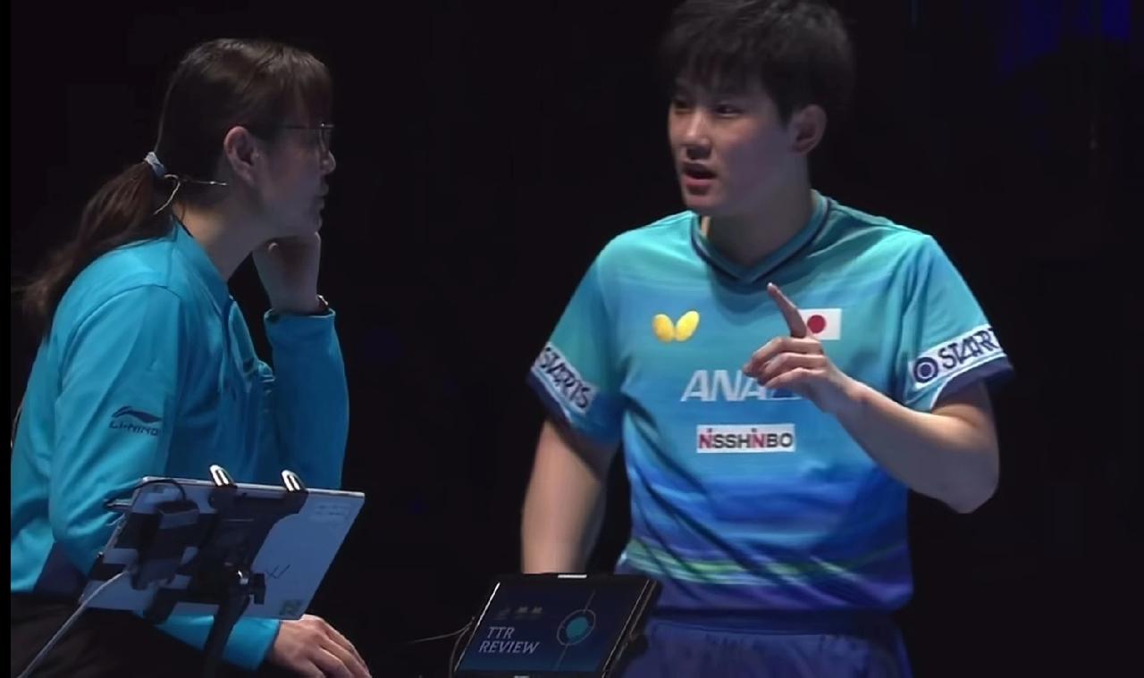 今天林昀儒战胜了张本智和，
比赛中当裁判判张本违规后，他有点不服，随即发起挑战而