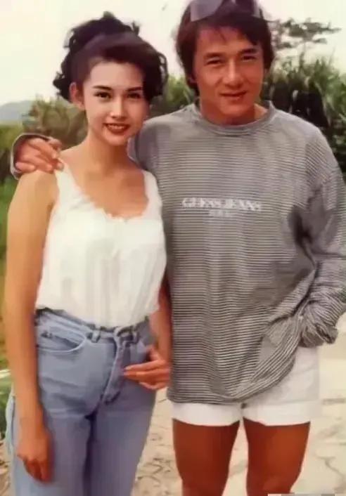 张曼玉被称为曼神，巩俐被叫做巩皇，与她俩一个时代的邱淑贞，大家却欠她一个头衔。
