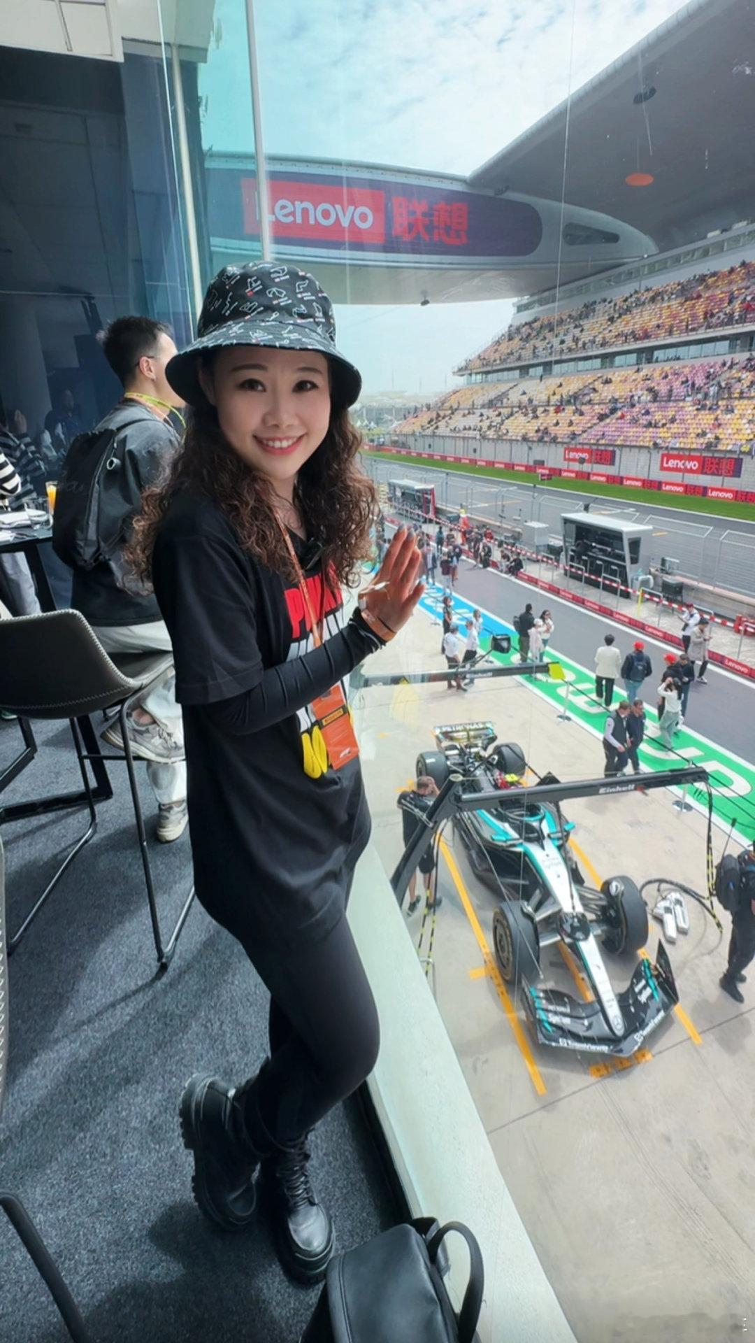 5万块的F1围场票，那还不可劲追星！法拉利家蹲到了赛恩斯、贝尔曼、瓦萨尔，就差乐