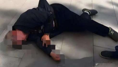 河北邢台，一女子和男友在广场聊天，忽然过来一个中年醉汉，醉汉要加女子微信，被女子