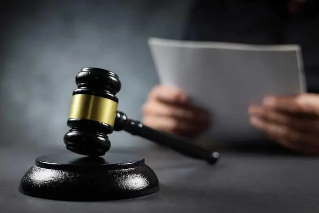 【60岁老人在小区内猥亵7岁女童】60岁老人殷某某在小区内公然猥亵7岁幼童，案发