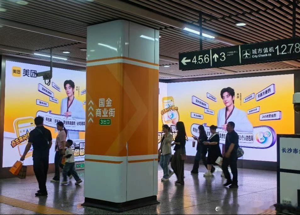 去旅游，请肖战帮忙看行李，主打一个安心 还能这么办