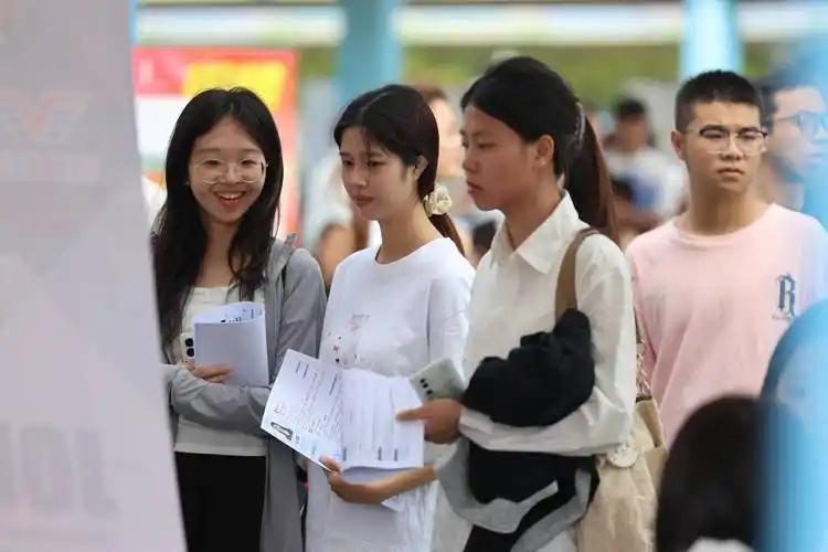 为什么给现在的孩子加薪他们都不愿加班了？真相可能让你脊背发凉。过去是“开荒时代”
