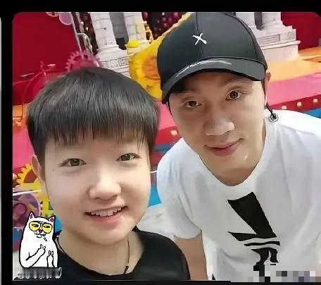 许昕回来了，陪练莎莎。
不是因为国乒找不到左手陪练，
也不是因为他自己闲来无事。