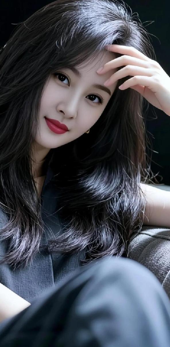 什么年龄段的女人最有女人味? 温柔黑发少女，甜美微笑，时尚穿搭，轻松自在。这固然