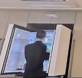 好美妙的身材 体脂率一低穿全黑高领就更性感了 好想抱住我哥哥感受一下这...