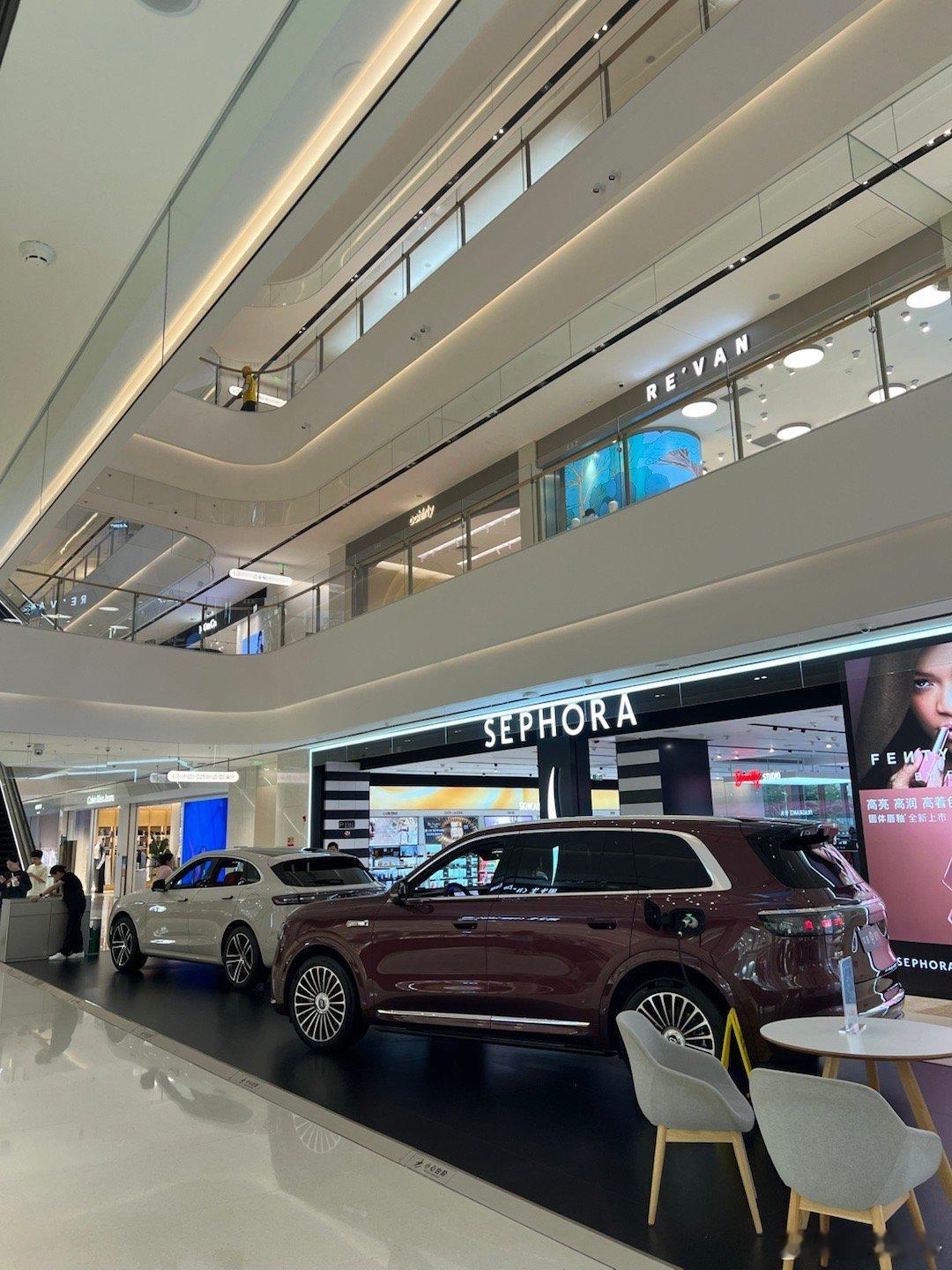 一个商场，问界、岚图、红旗天工、奥迪同时展大家猜哪家多人看？大v聊车 ​​​
