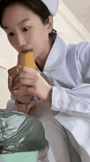 真功夫！
这芒果吃的真叫个：精彩绝伦，釜底抽薪，剔出核斛，抓住了重点，然后就尽情