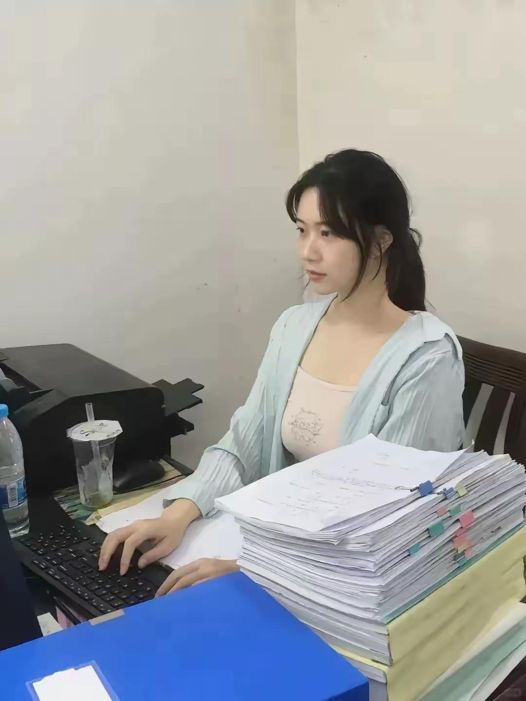 三更灯火，五更鸡鸣，加班不仅是一种态度，更是一种精神。加班好处 企业员工加班 加