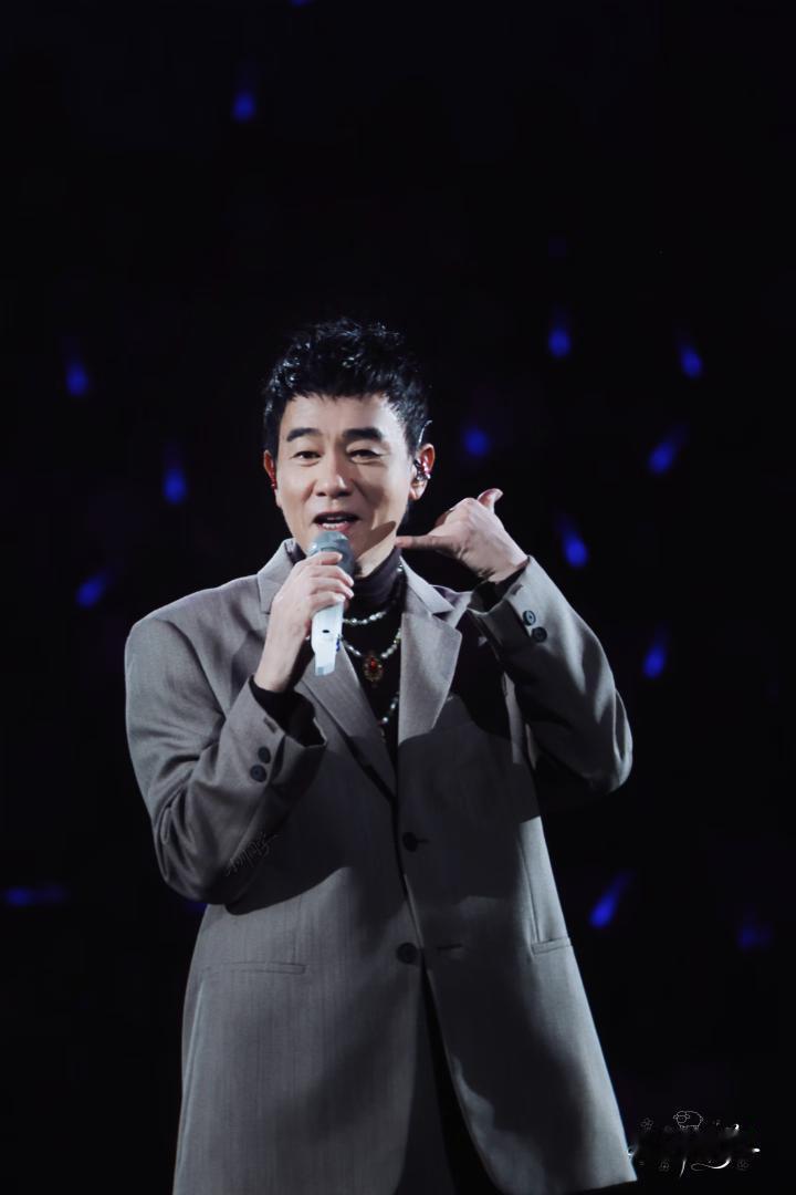 说句实话，
大家别不爱听，
别再去深挖工厂素人，是不是陈小春弟弟这事了，因为这是