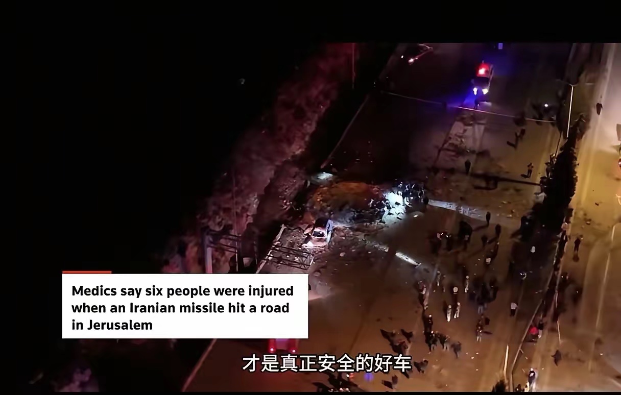 比亚迪元Plus 出息了，在以色列首都特拉维夫 弹坑边缘被炸后 车架完好，没有起