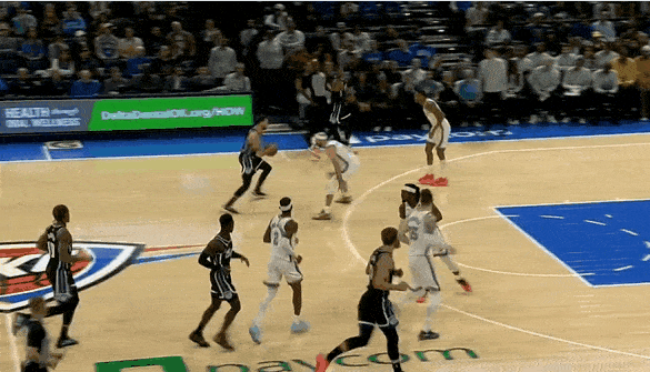 威少关键时隔又掉链子，好不容易能打上主力，这下又完了
比赛第四节，威少反击中投出