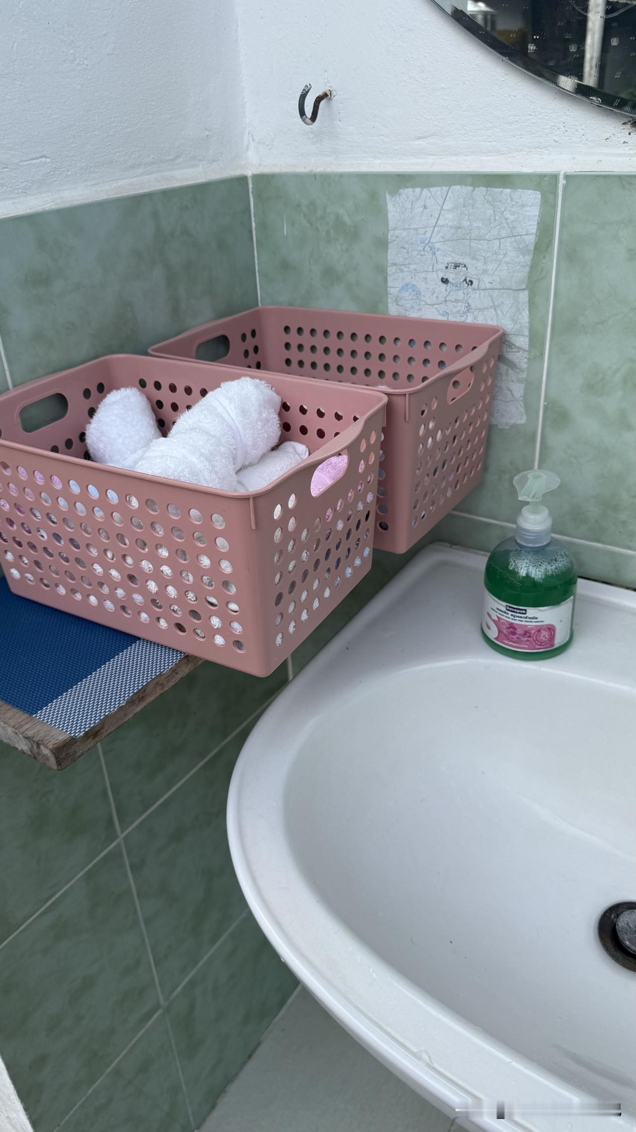 旅游城市的典范，一个小巷子里配小厕所，非常干净，完全没有异味，门口竟然还有小毛巾