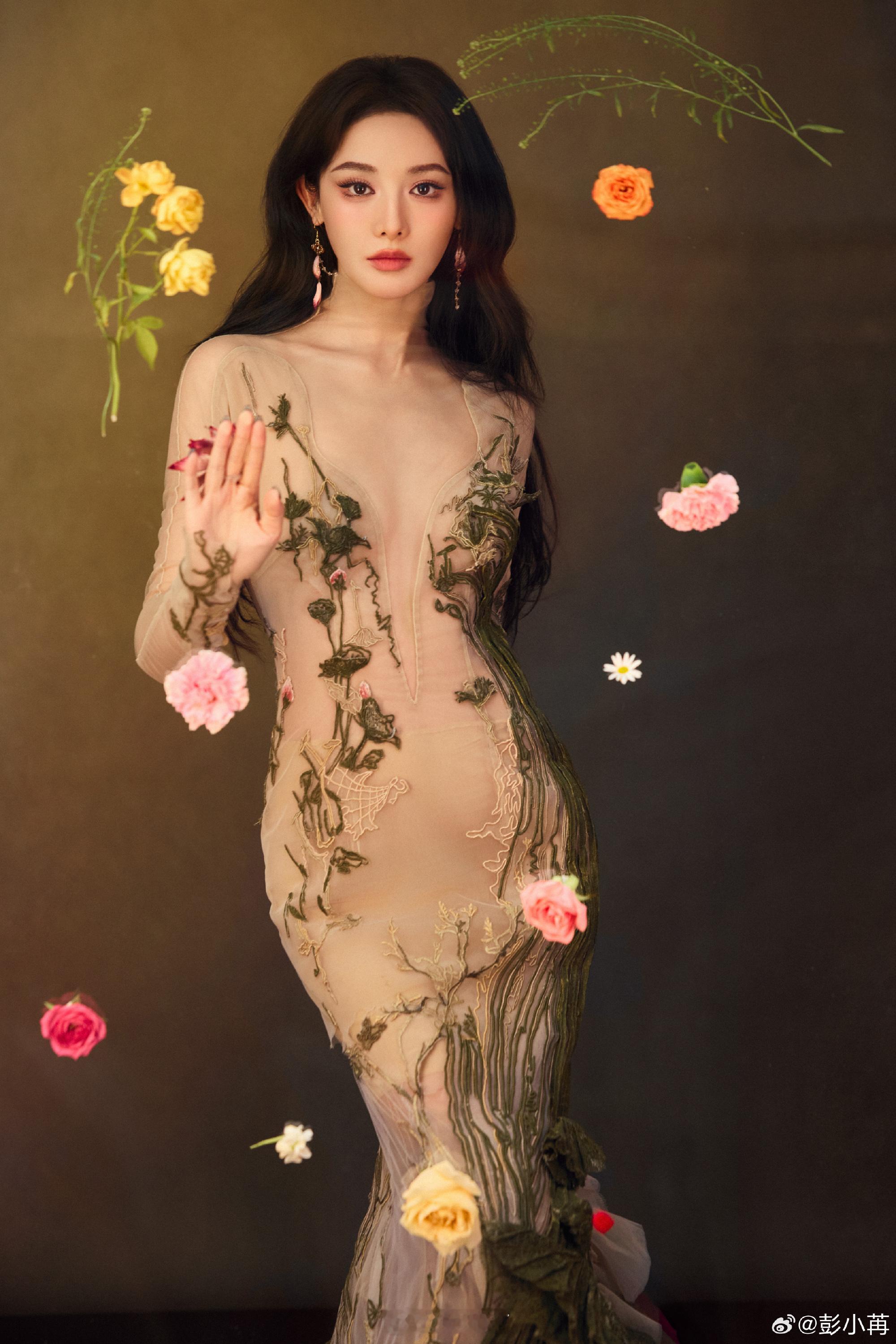 彭小苒真的是时尚妖精！彭小苒深V开到肚脐 深V开到肚脐的肤色连体裙，在她身上露而