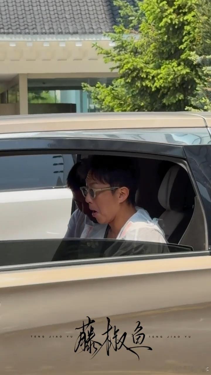 邓超好特别的饭撒邓超两次降下车窗饭撒邓超发微博4347天了 邓超出门先捡心送粉丝