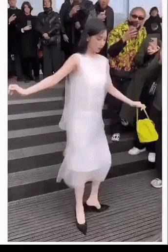 柳智敏也出道挺长时间了，为什么在镜头面前还是这么畏畏缩缩不大方 ​​​