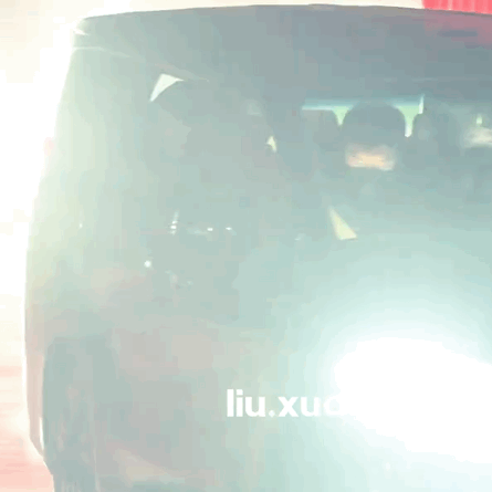 车还没过来就开始探头伸手出来打招呼了这小女孩谁不喜欢呢