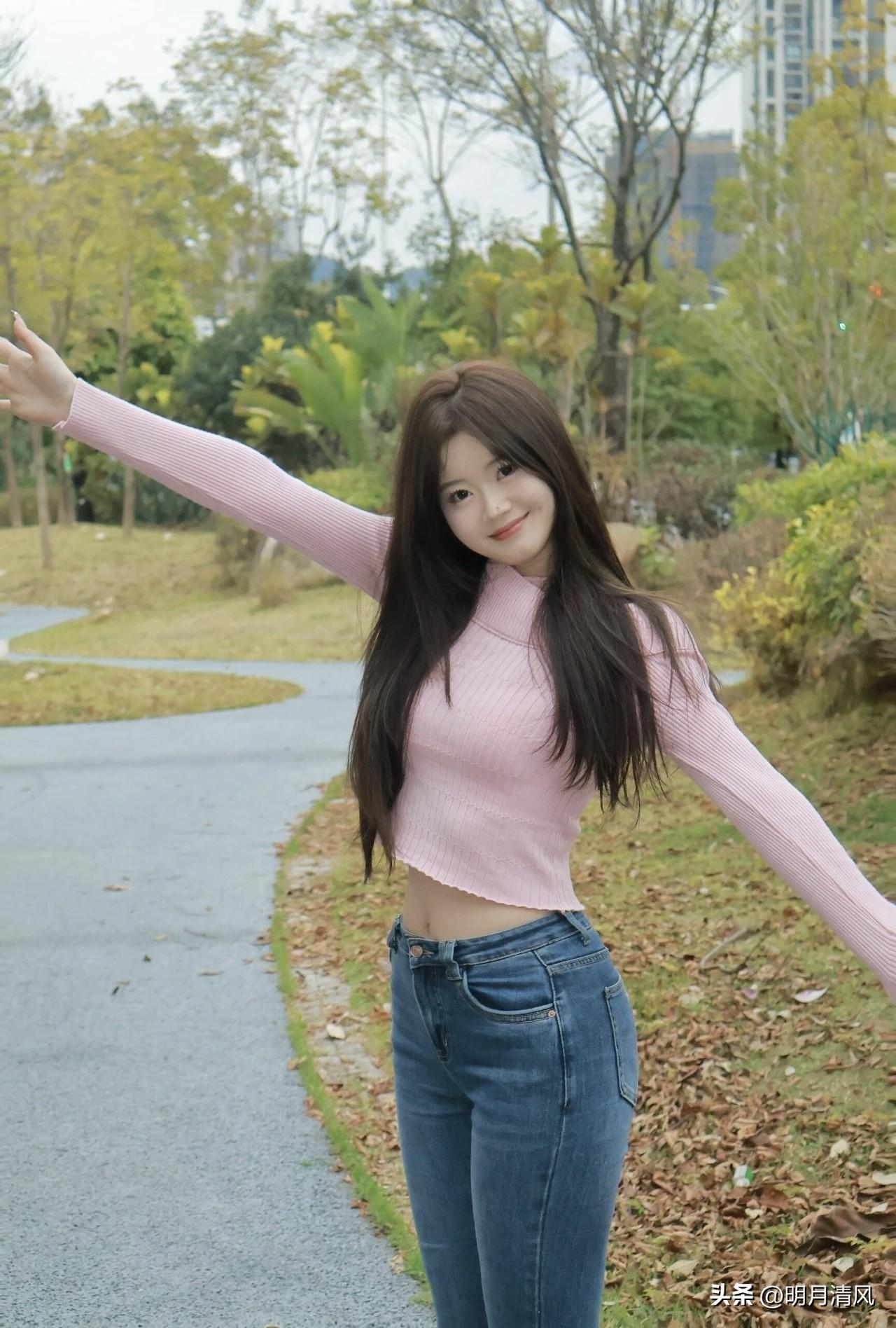 穿牛仔裤拍照，其实不用记太多复杂动作。

我最近试了一个特别简单的——侧身站立，