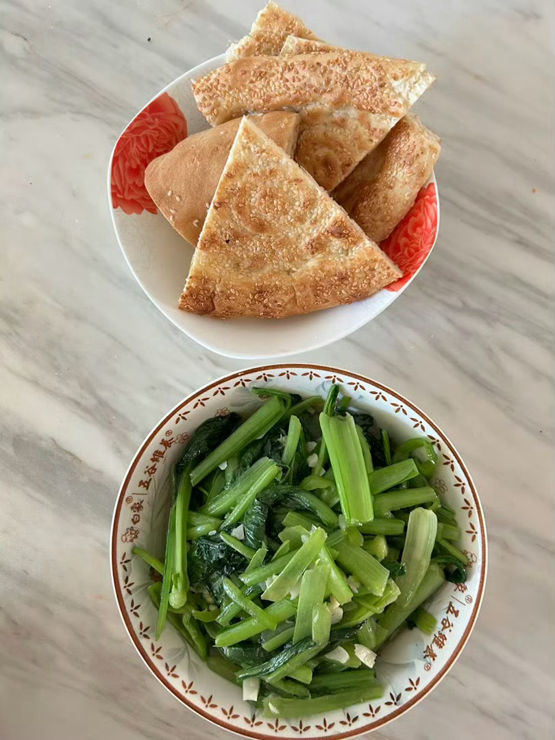 每到凌晨就饿得不行，为啥我凌晨一点不睡觉？因为新疆有时差，日出日落天然晚2小时左