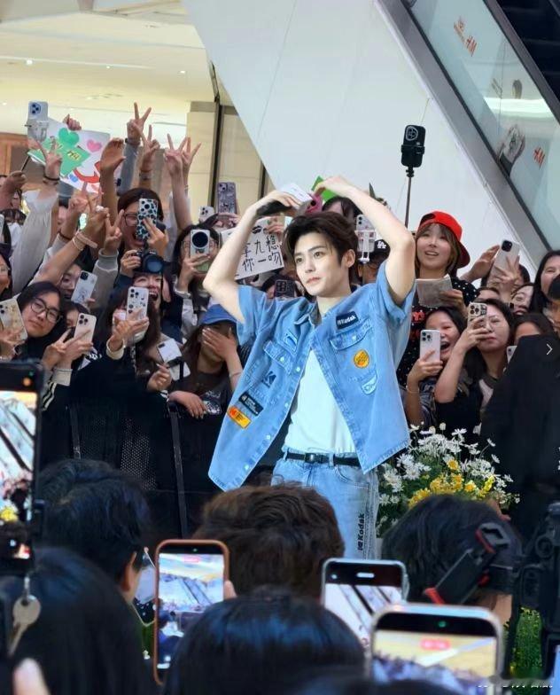 人人人侯明昊人人人侯明昊的兵里三层外三层感觉在场姐妹虽然挤得脚都不沾地，但能跟这