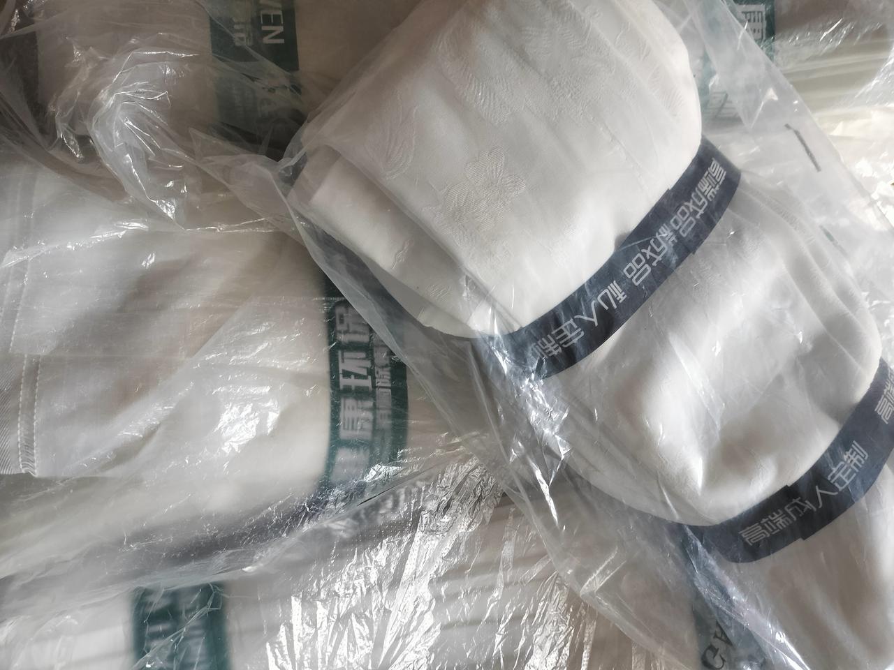 上午赶集，下午忙活店里的活。
现在其它库存基本处理完，就剩不少的成品窗帘和窗纱。